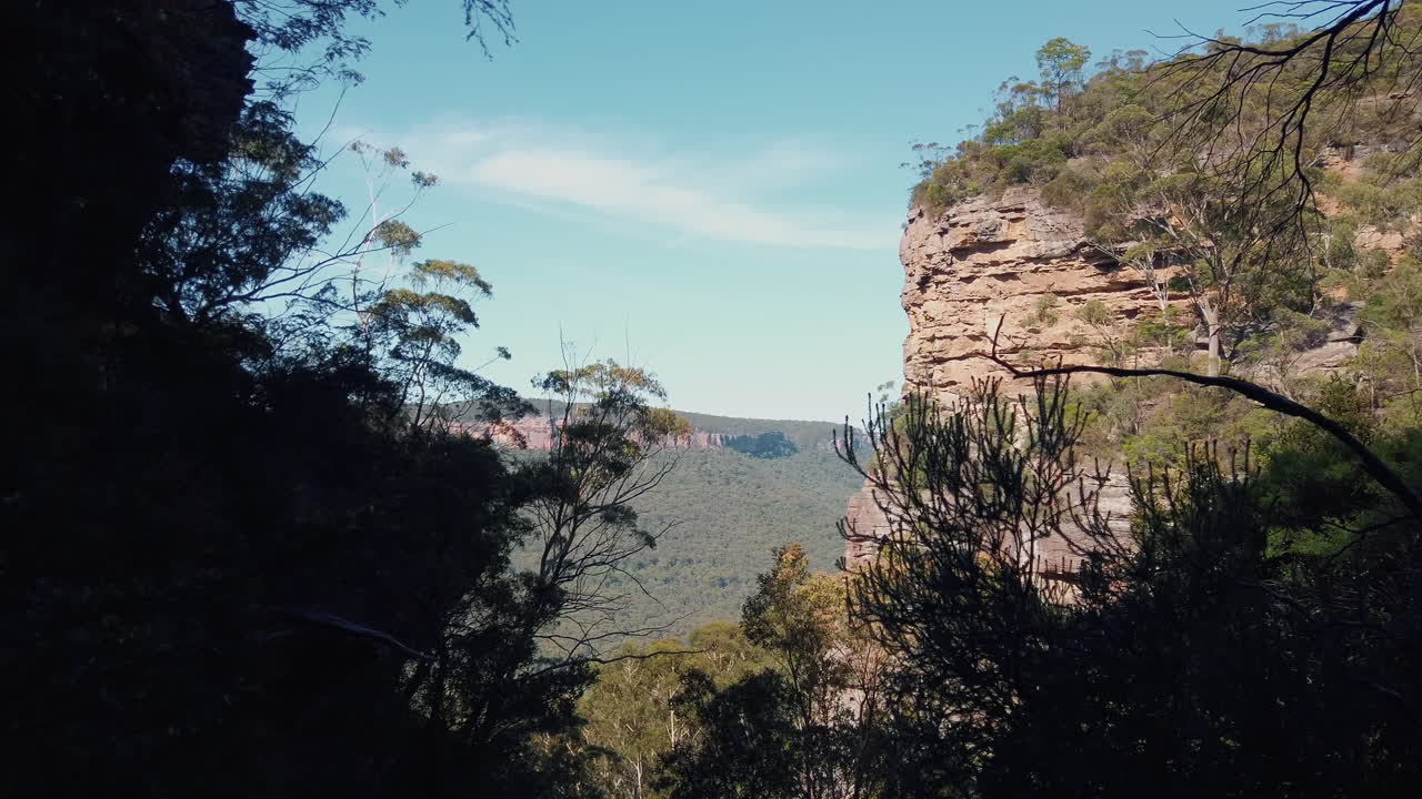 paisaje dramático de cadenas montañosas boscosas en el parque nacional de las montañas azules en nueva gales del sur, australia