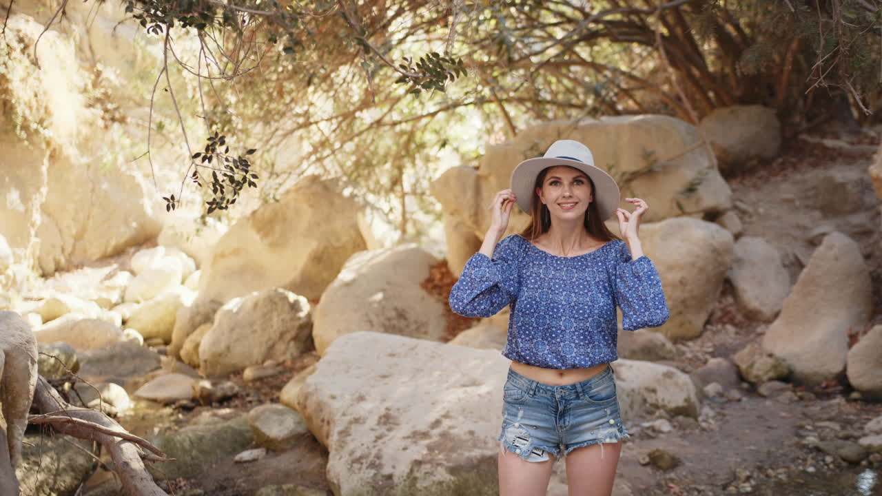 자연 속에서 산책하는 여자