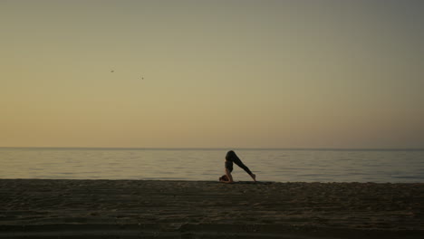 Silueta-Mujer-Entrenando-Hilo-De-Pie-Sobre-La-Cabeza-Al-Aire-Libre.-Chica-Practicando-Yoga.