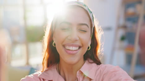 casa, selfie y mujer con una sonrisa