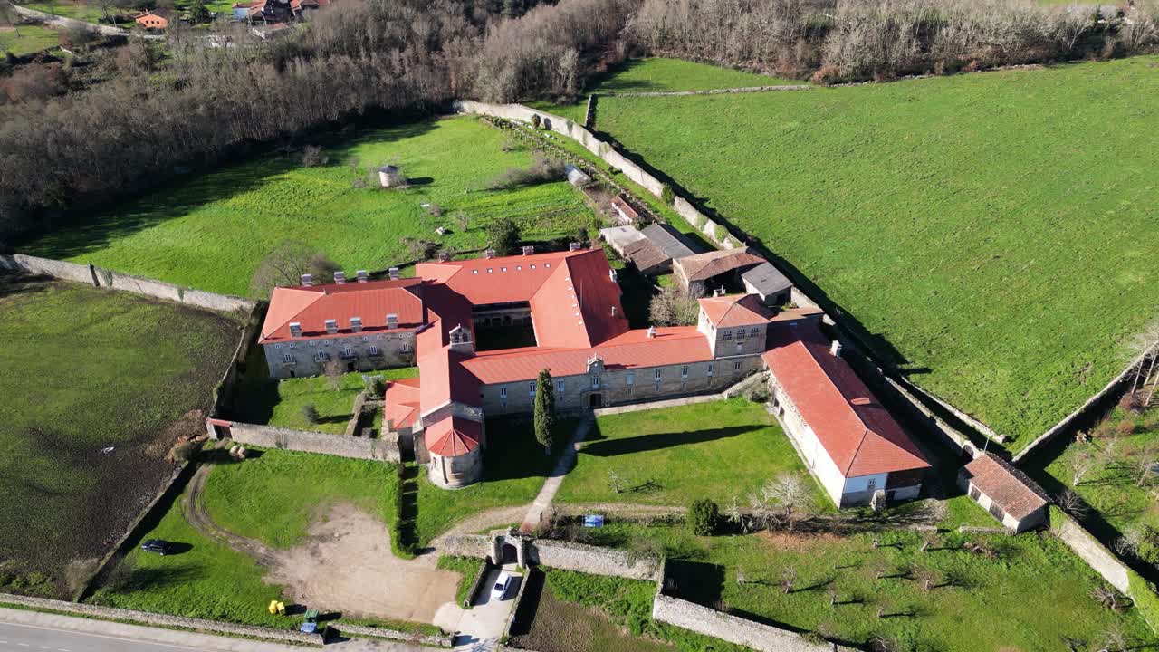 Panoramica aerea dall'alto di estesi edifici monastici nella campagna rurale della Spagna.