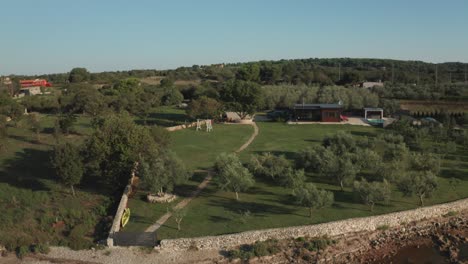 Panoramaaufnahme-Eines-Kleinen-Feriendomizils-In-Der-Nähe-Von-Kap-Kamenjak,-Kroatien