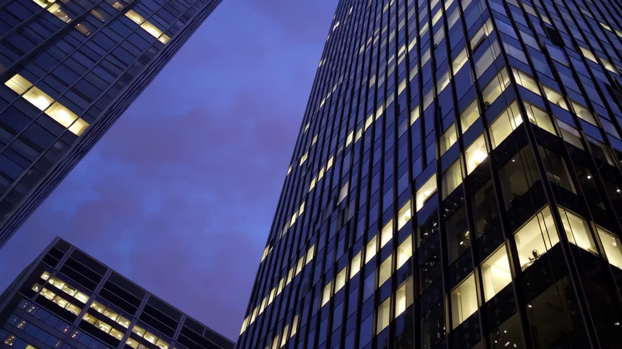 rascacielos iluminado por la noche