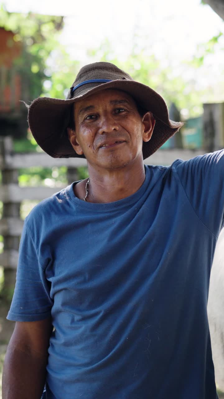 Fazendeiro Idoso de Chapéu Sorrindo para a Câmera ao Ar Livre