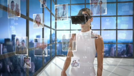 mujer de negocios con auriculares de realidad virtual