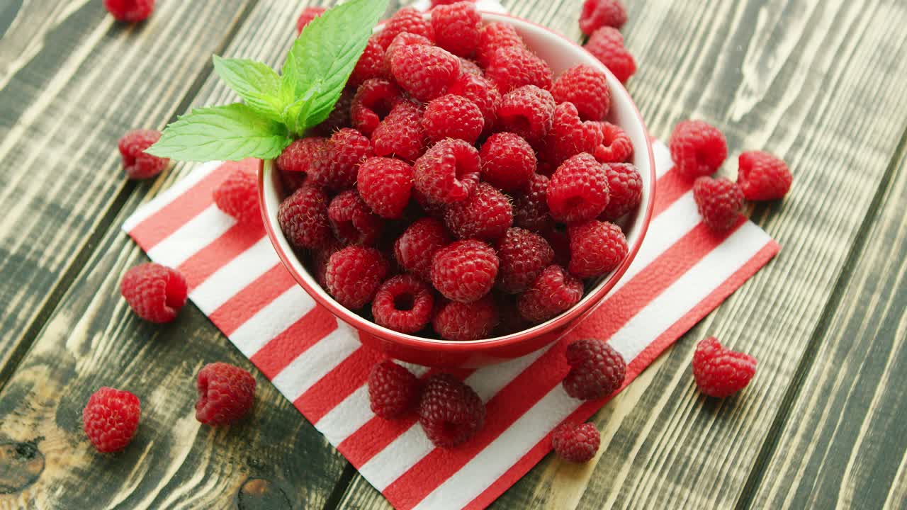 신선한 산딸기 한 그릇