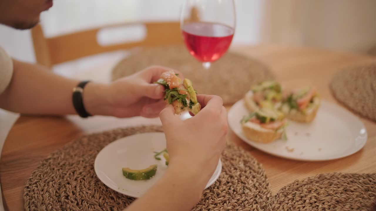 una pareja enamorada haciendo un sándwich en la cocina de la sala de estar