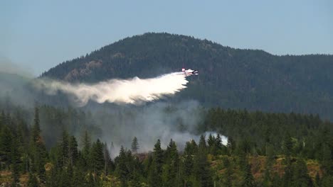 It's-about-an-airplane-flying-over-an-mountainous-region