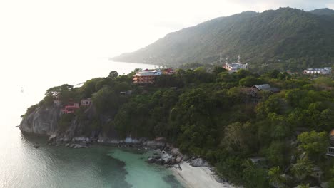 Drone-Al-Atardecer-Disparado-Sobre-El-Hermoso-Océano-En-Una-Isla-Tropical