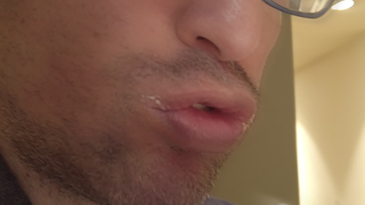 hombre caucásico comiendo con avidez una hamburguesa en comida rápida en cámara lenta 120 fps