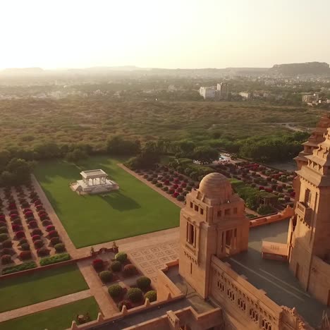 Eine-Luftaufnahme-Zeigt-Vögel,-Die-über-Den-Umaid-Bhawan-Palast-In-Jodhpur,-Indien,-Fliegen-1