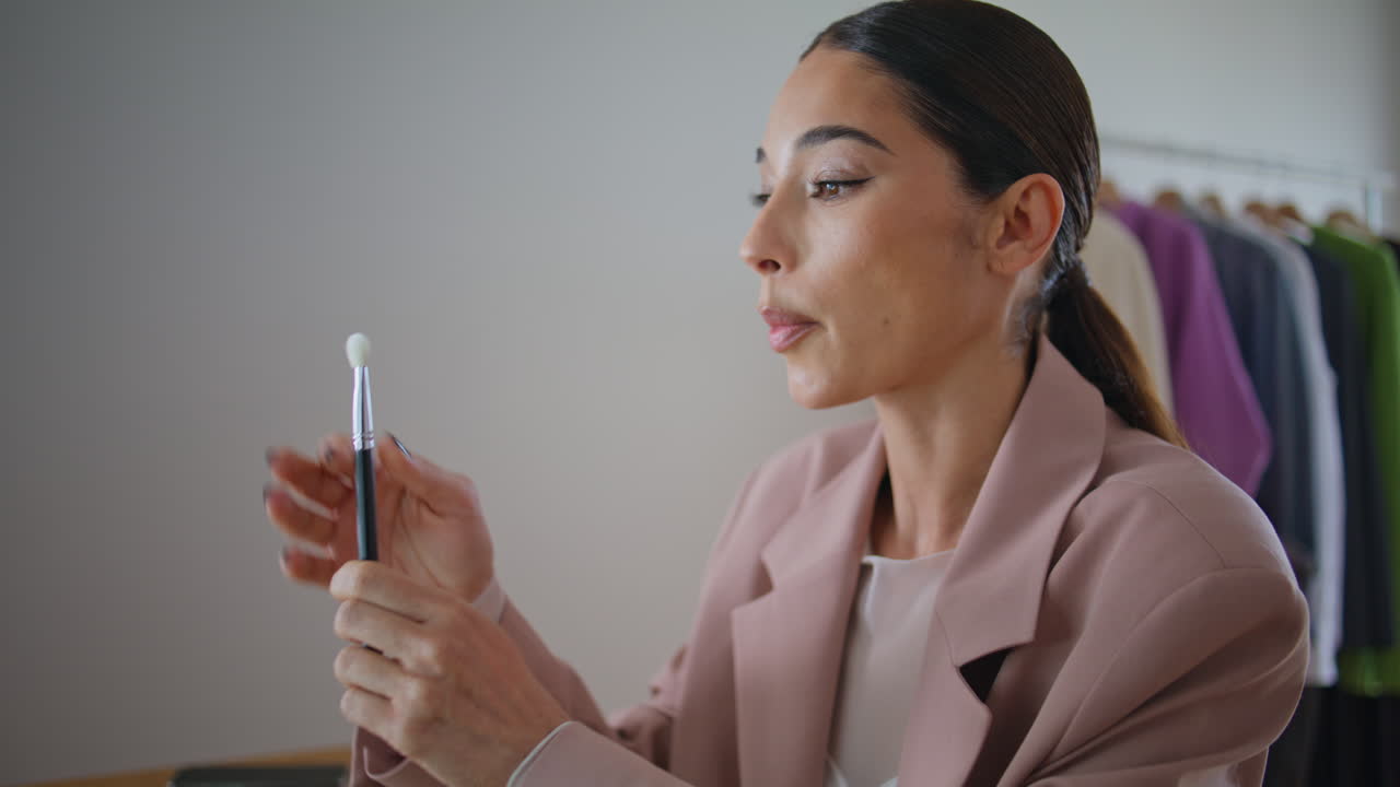 blogger mujer transmitiendo video tutorial de maquillaje de primer plano. influencer hablando