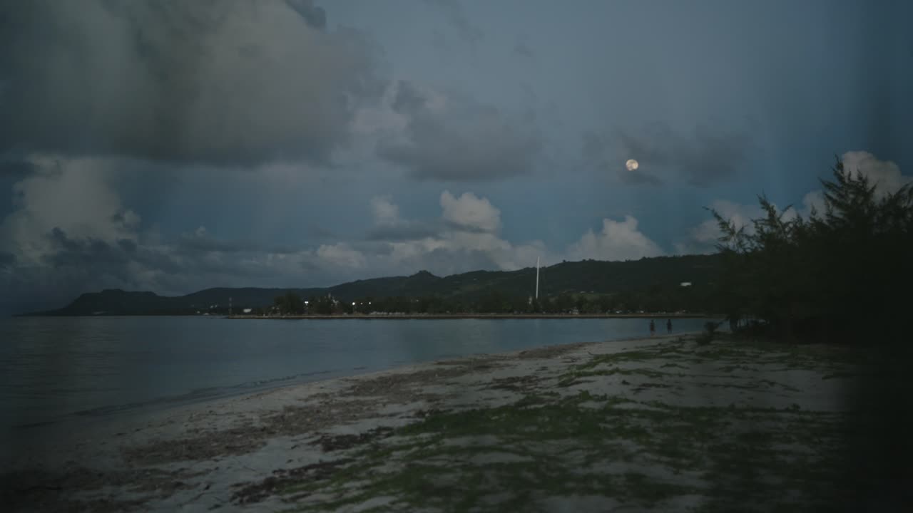 오후에 해변의 창의적인