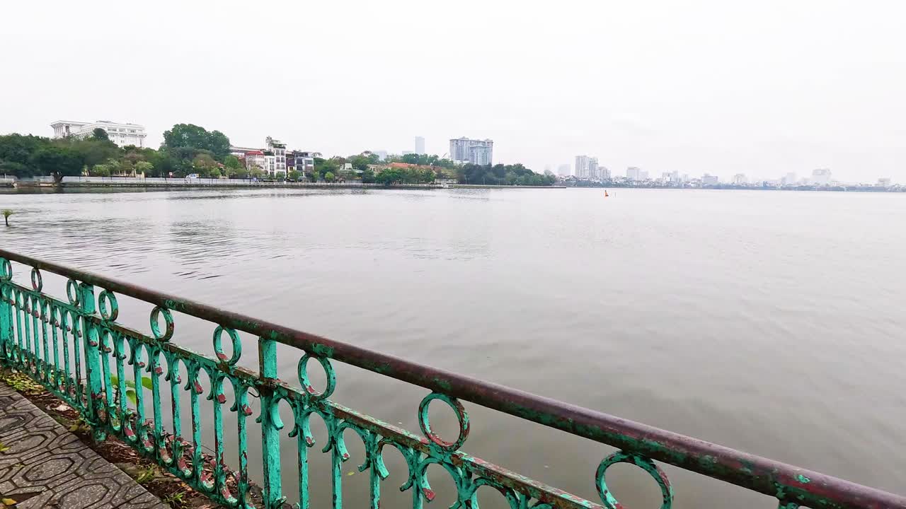 나무 와 벤치 가 있는 평화로운 호수변 길