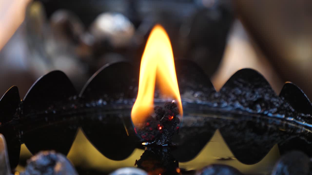 fuego ardiendo en una mecha en la lámpara