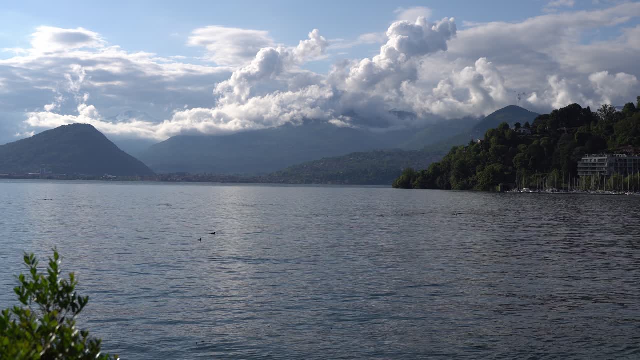 panorama del lago mayor en laveno-mombello, varese, italia