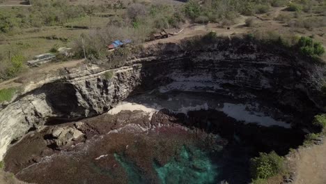 印尼努薩佩尼達 (nusa penida) 的破碎海灘