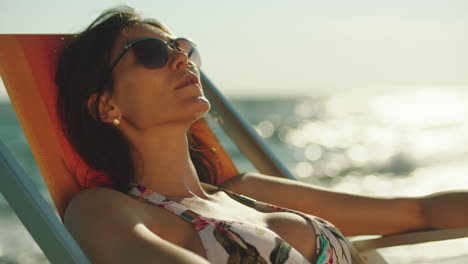 mujer relajándose en una silla de playa