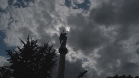 Lapso-De-Tiempo-Del-Sol-luna-Pasando-Detrás-De-La-Estatua-Del-Cementerio-En-El-Pilar