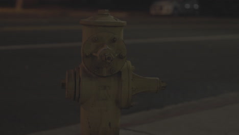 Gelber-Hydrant-Und-Straße-Mit-Verkehr-Während-Einer-Nacht-In-Noho-Walk