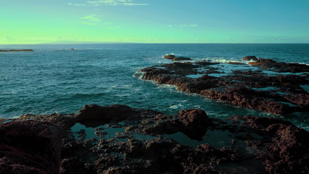 vista desde la costa irregular de la bahía de los tiburones sobre el océano al atardecer