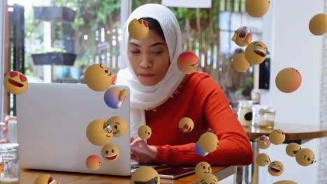 Emoji-Symbole-Mit-Einer-Frau,-Die-Im-Hintergrund-Ein-Smartphone-Benutzt