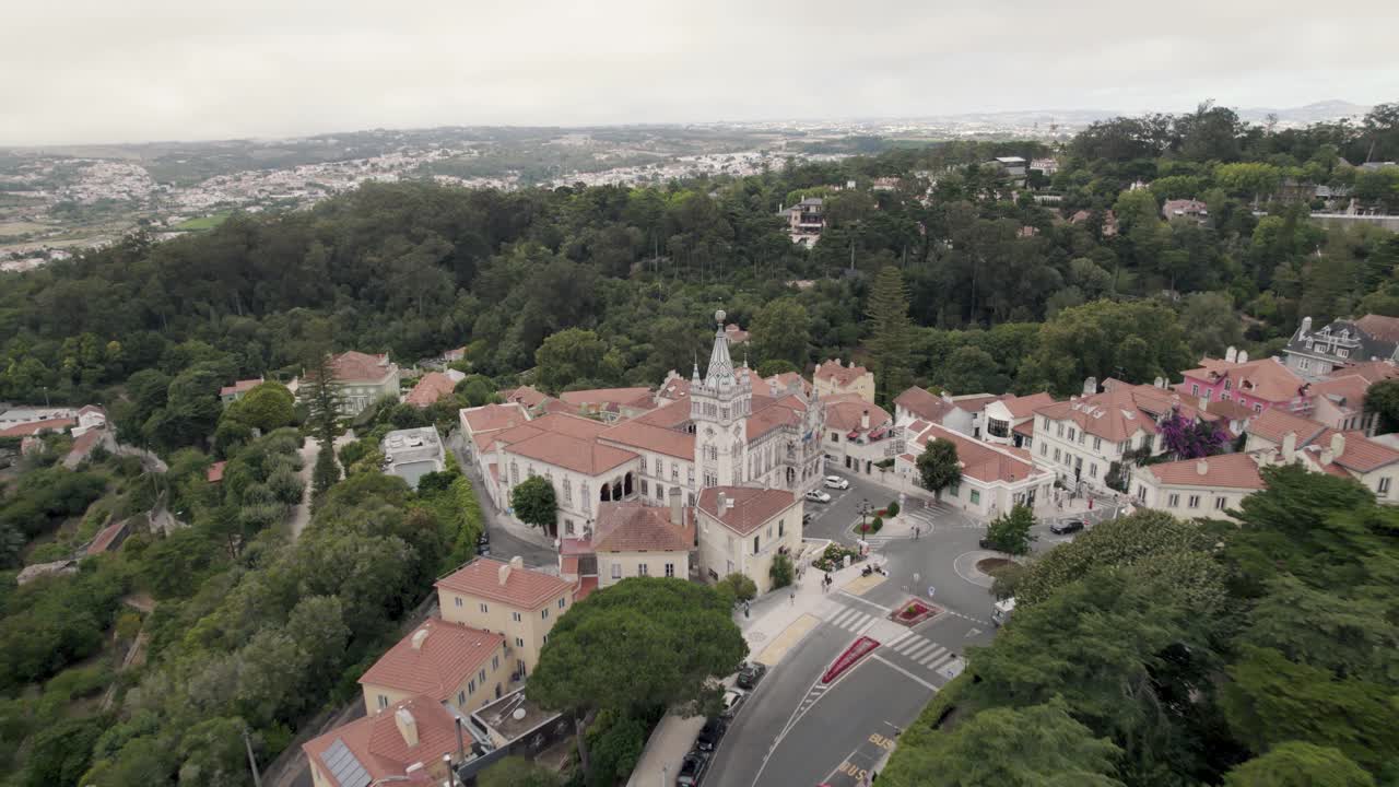 녹색과 무성한 자연 공원 숲, 포르투갈로 둘러싸인 다채로운 신트라 시청 건물