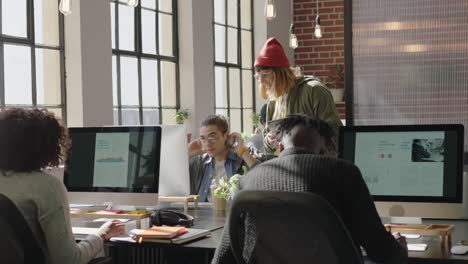 Jóvenes-Empresarios-Que-Trabajan-En-Una-Oficina-De-Inicio,-Líder-De-Equipo-Caucásico,-Mujer-Apuntando-A-La-Pantalla-De-La-Computadora,-Mostrando-A-Un-Colega,-Ideas-Creativas,-Capacitación,-Intercambio-De-Ideas,-Discutiendo-Información.