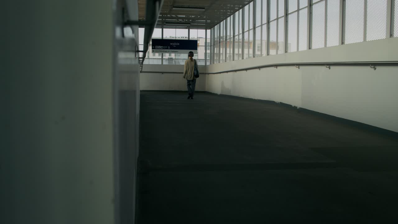 빈 기차역 복도