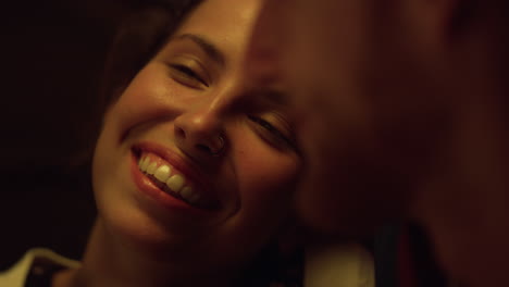 la mujer de primer plano se ríe en la fiesta de la noche. la pareja sonriente se divierte en la cita.