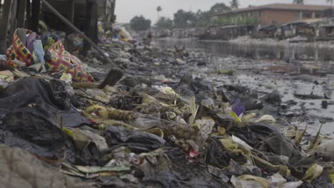 basura en agua nigeria 05