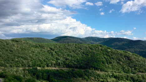 Ein-Blick-über-Die-Grünen-Hügel