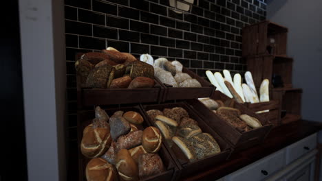 primer plano de un mostrador de panadería con pan fresco