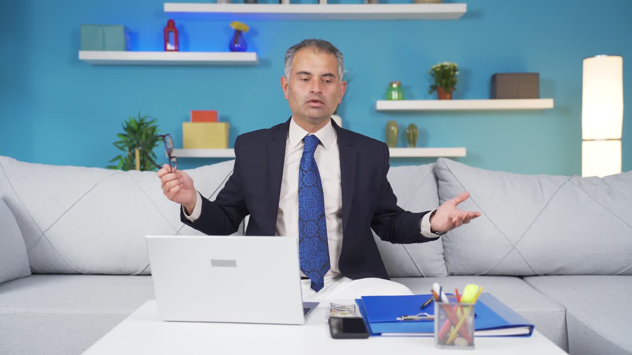 홈 오피스 워커가 카메라에서 나쁜 소식을 듣고 있습니다.