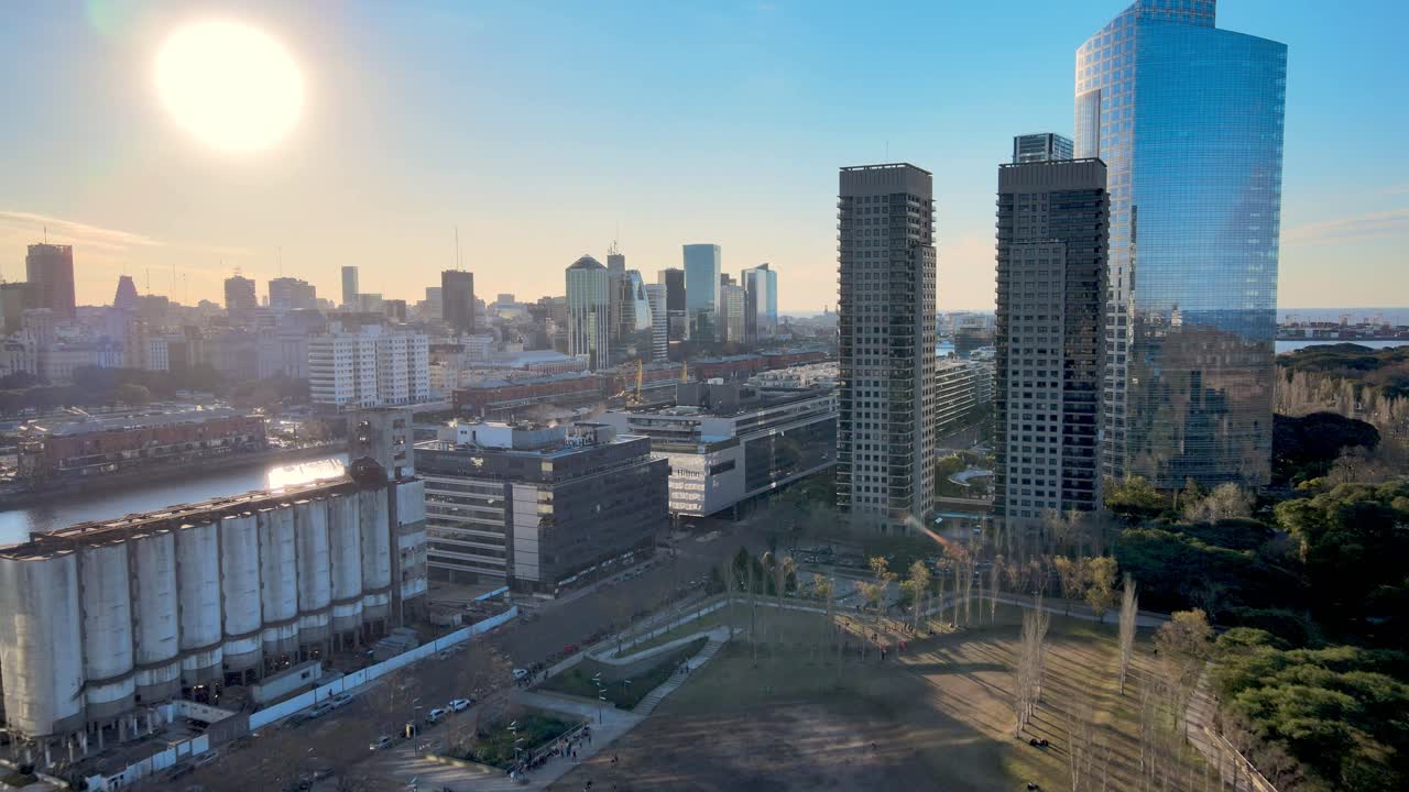 Filmagem aérea de drone 4K de Puerto Madero com plano dolly e paisagem urbana ao pôr do sol como fundo