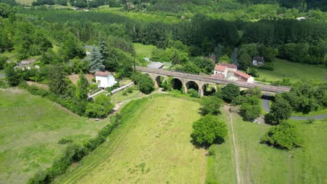 Eisenbahnviadukt-Belves-Frankreich-Drohne,-Luftaufnahme