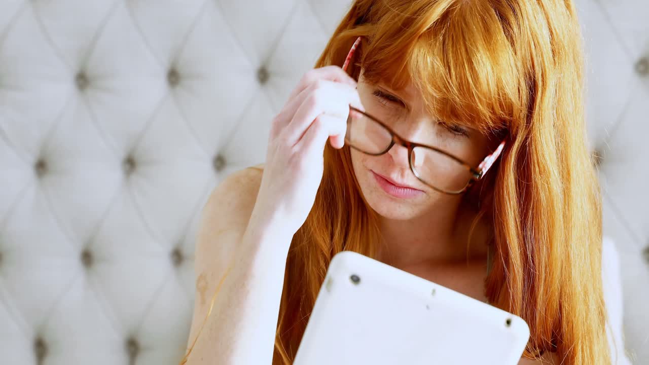 primer plano de una hermosa mujer usando una tableta digital 4k