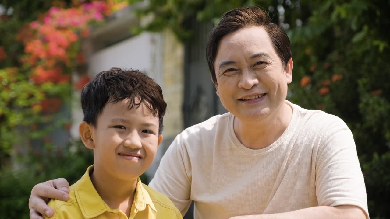 아시아인 남자와 소년 야외