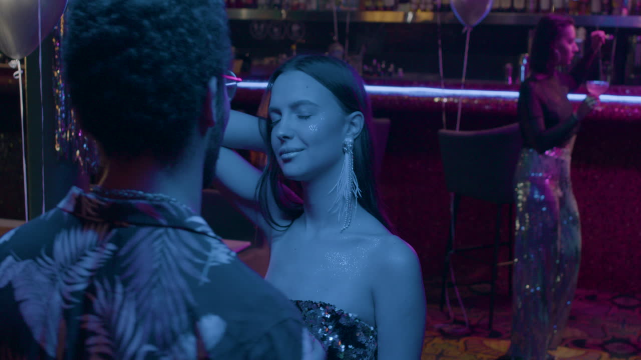 amigos bailando en una fiesta