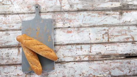 baguettes en la tabla de cortar