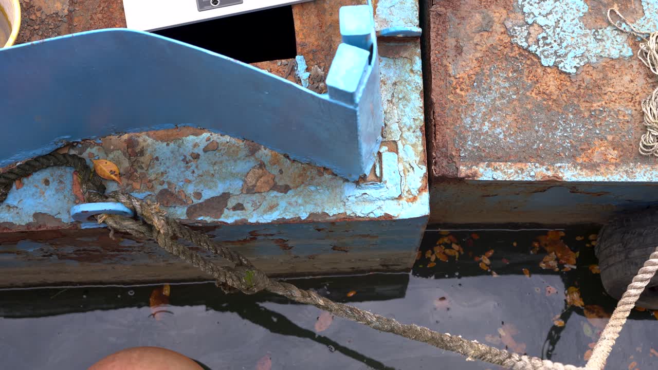 강, 싱가포르에 녹슨 금속 플랫폼