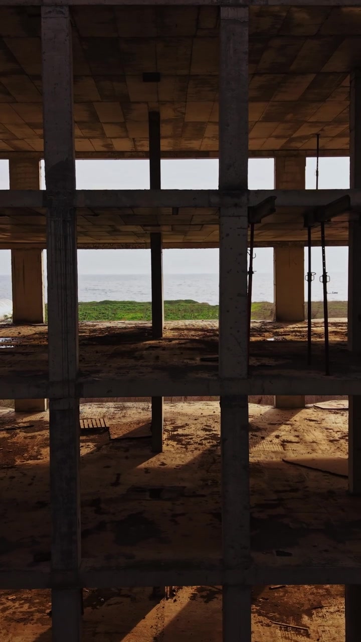 Vista dall'alto di un cantiere abbandonato con danni visibili