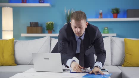 Hombre-Trabajador-De-Oficina-En-Casa-Esperando-Emocionado-Y-Alegre.