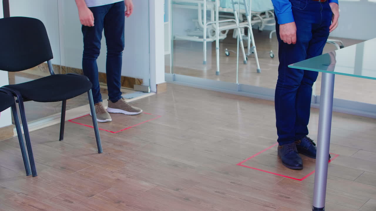 пациенты во время социального дистанцирования в больнице