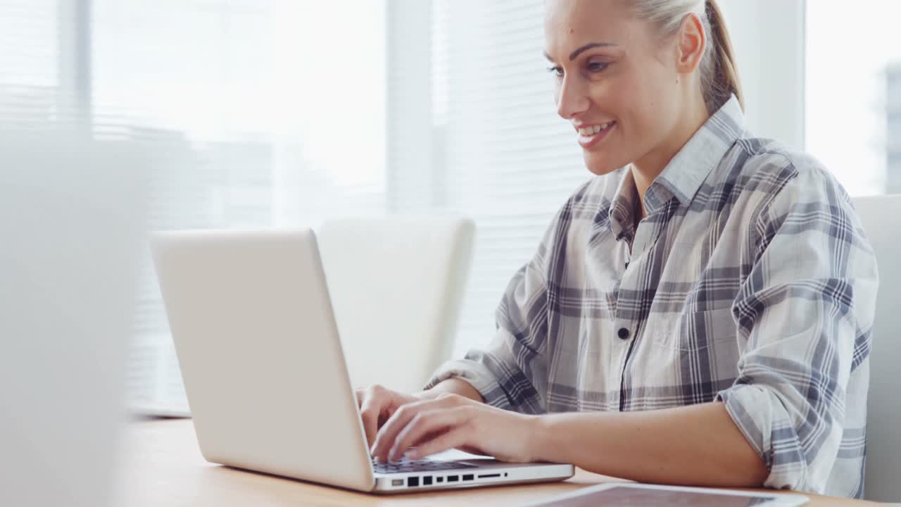 mujer de negocios trabajando en una computadora portátil