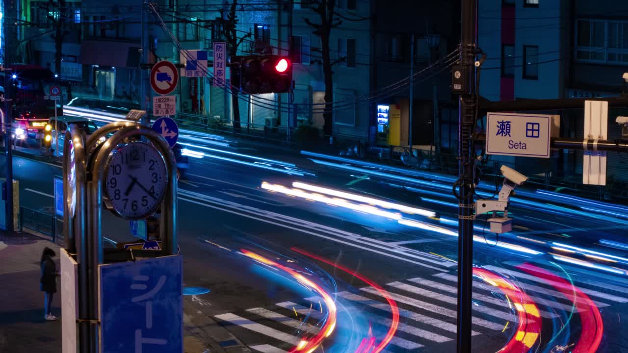 도쿄 시내 거리의 교통체증의 야간 타임스