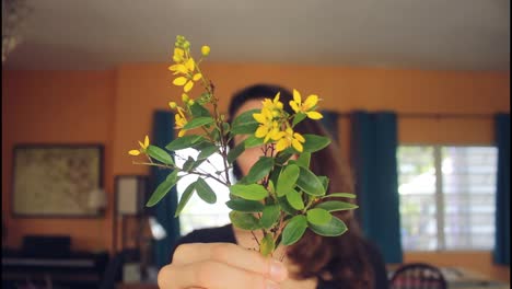 mujer sosteniendo un ramo de flores amarillas