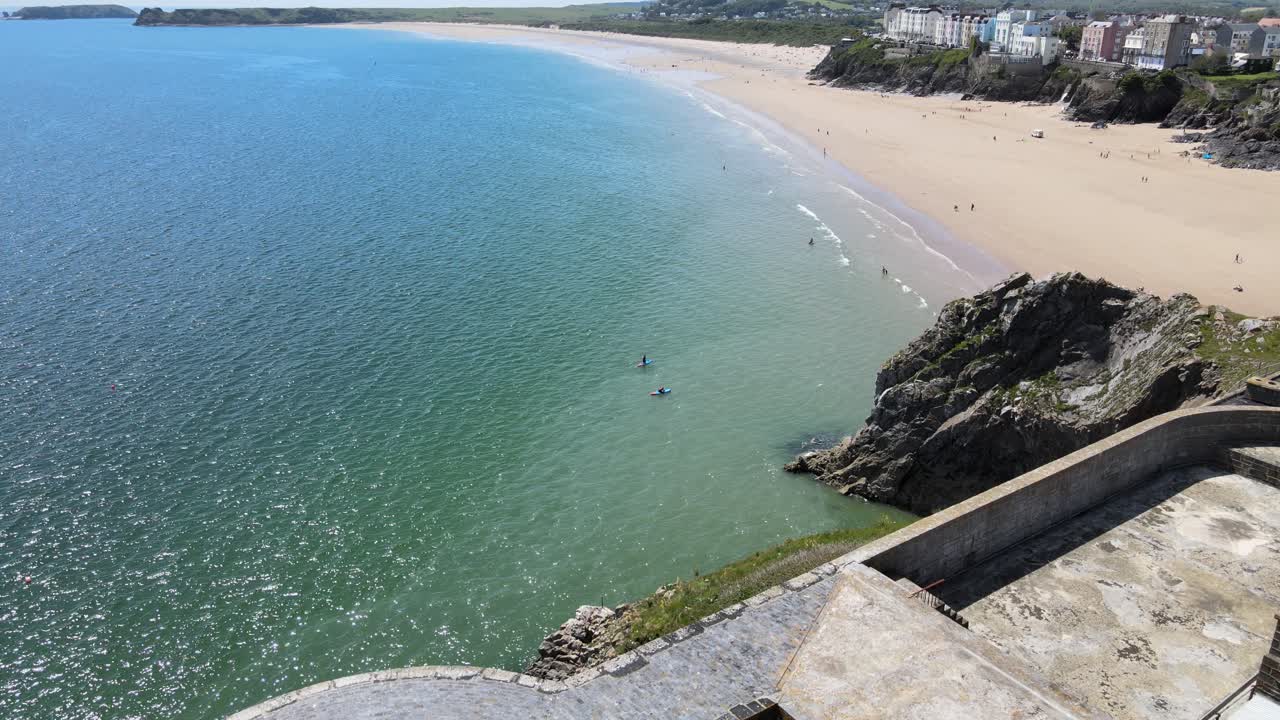 Drone flyver over St Catherine's Fort og afslører Tenby South Beach, Pembrokeshire, Wales, 4K luftoptagelser