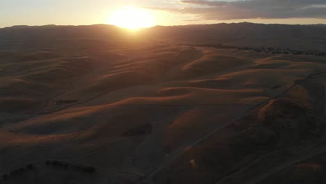 Wunderschöne-Luftaufnahmen-Aus-Südkalifornien-Bei-Sonnenuntergang