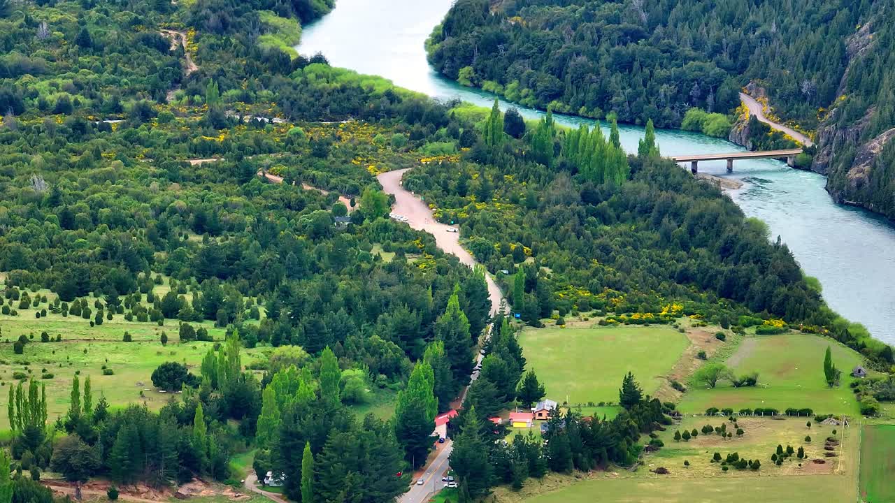 Luftfoto af den snoede Futaleufu-flod, der bugter sig gennem dalbunden i Patagonien.